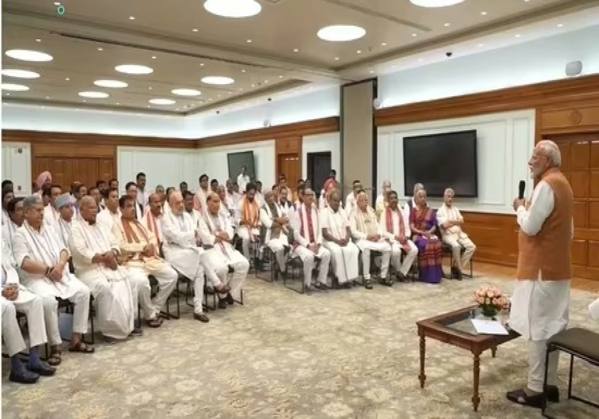 Narendra Modi Oath Ceremony Updates: President Kharge of the Congress will witness PM Modi's ceremony. They will converse over tea at the PM's mansion Narendra Modi Oath Ceremony Updates: President Kharge of the Congress will witness PM Modi's ceremony. They will converse over tea at the PM's mansion